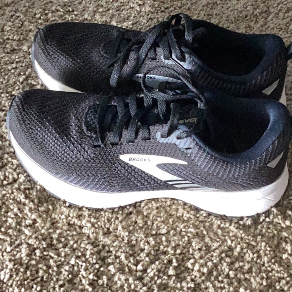 BROOKS REVEL 5 women's shoe size 6 in very good condition, I accept offers